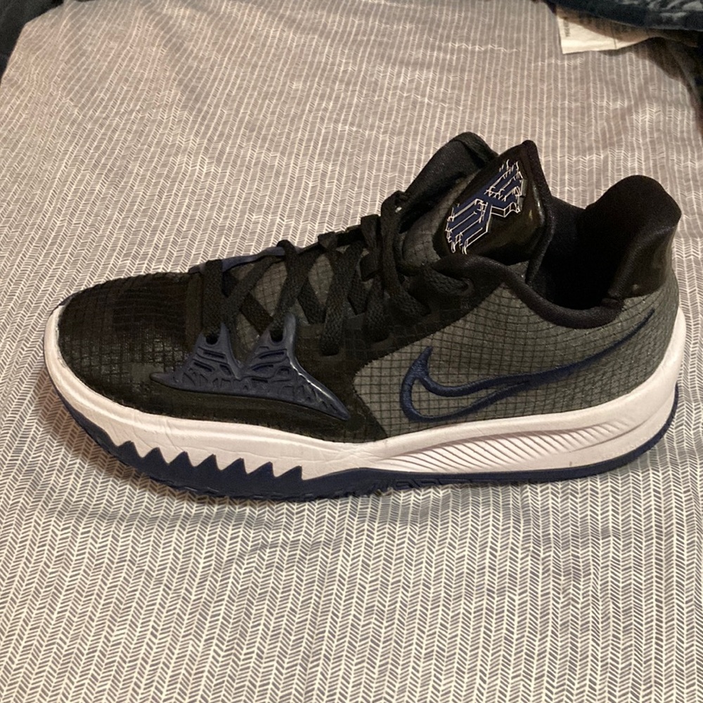 Kyrie basketball shoes. Size: 8
